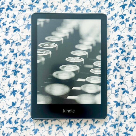 Kindle Paperwhite 11th Gen + Sleeve, Cases & Popsocket Bundle - Picture 3 of 5